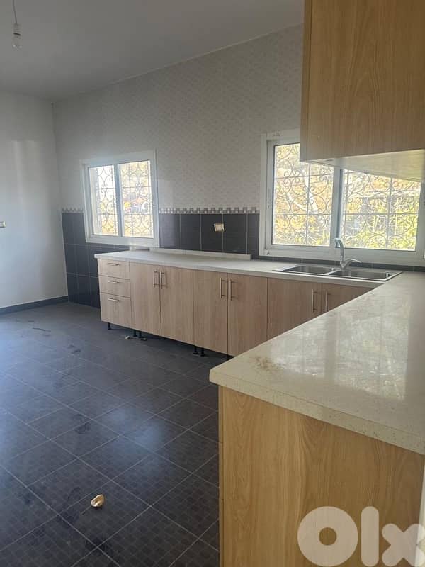 New building 3floors plus roof Badghan Above Bhamdoun below sawfar thumbnail 13
