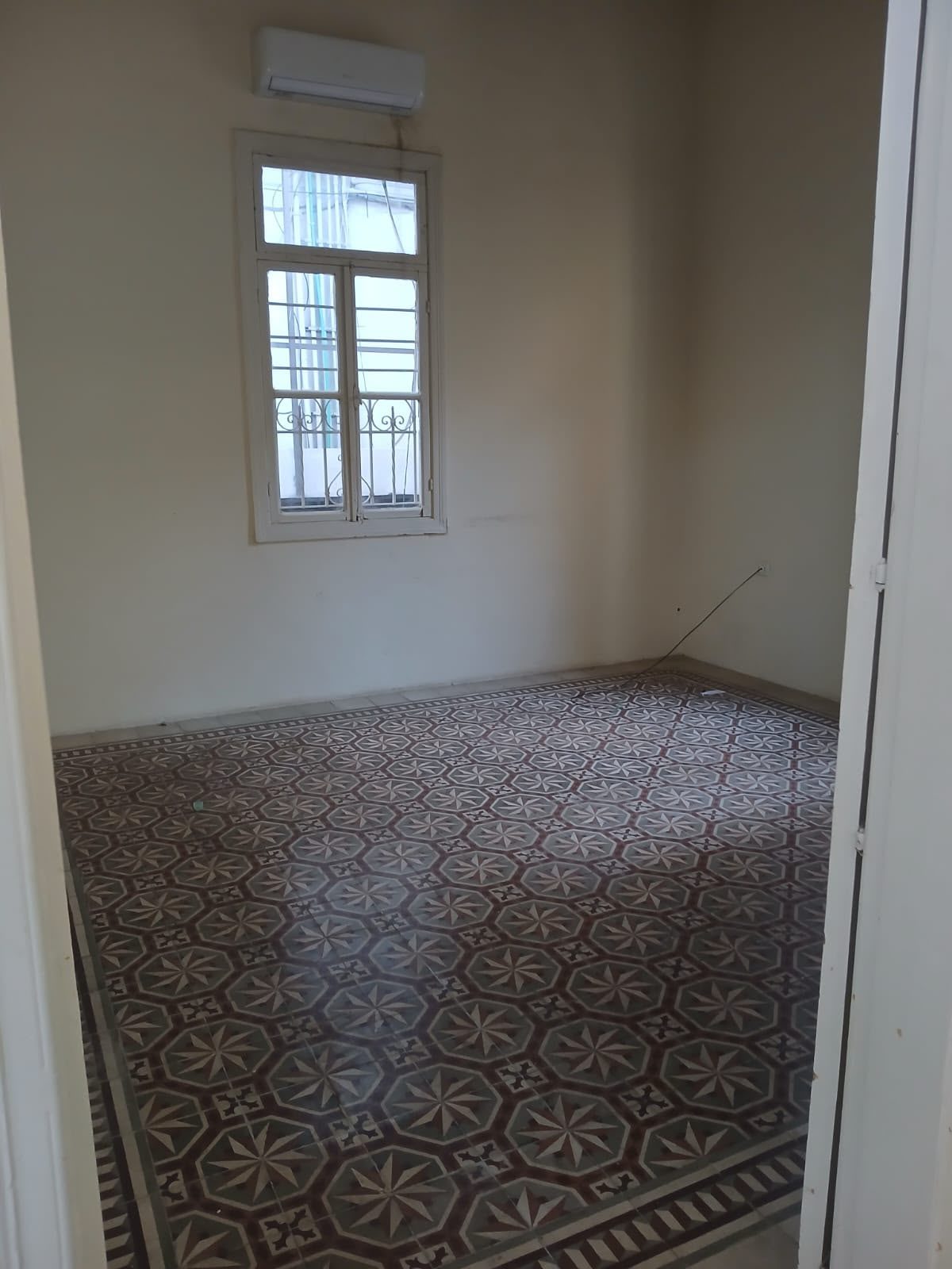 70m 2Bedroom High ceiling rent mar mkhayel mandaloun beirut Armenia street thumbnail 5