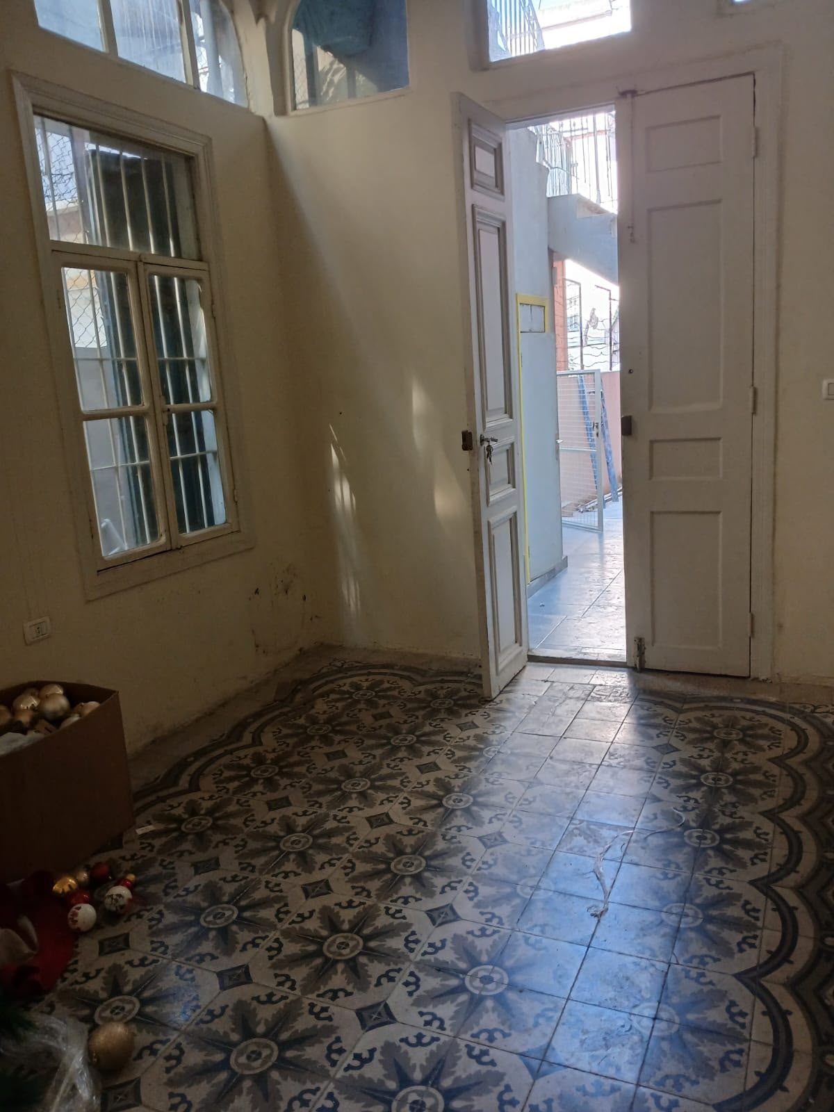 70m 2Bedroom High ceiling rent mar mkhayel mandaloun beirut Armenia street thumbnail 7
